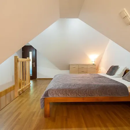 アパート Pod Reglami